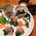 Sawauchi Jinku - 山菜お浸しの8種盛合せ[左上から時計回りに]花わさび醤油漬け/わらび/菜の花/うど酢みそ/行者にんにく/しどけ/うるい酢みそ/[中央に]こしゅく