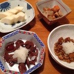 Sawauchi Jinku - お通し<大根のビール漬け,ホタテと蒟蒻の煮物>,あみ茸おろし,なめこおろし