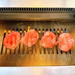 焼肉 花梨 - 上タン塩焼く