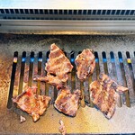 焼肉 花梨 - カルビ焼いた