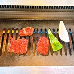 焼肉 花梨 - カルビ焼く