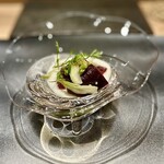 パルコ フィエラ - ❹鯨肉のマリネ
      〜鯨肉をご主人の実家の有機ニンニクでマリネ。朝どれ蕪を自家製の発酵バターで炊いて山山葵のオイルで味を整え、漬物にしたクンタレッラと粒マスタードで頂くが鯨肉とは思えないほど豊かな味わい。