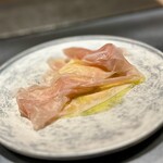 パルコ フィエラ - ❷自家製モッツァレラ、プロシュート
      〜80℃のお湯でほんのりと温かく甘味を感じるモッツァレラにプロシュートを巻いて口に頬張ると、モッツァレラの軽い甘味と塩味が旨味に変わる瞬間を感じられる。