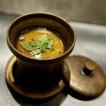 パルコ フィエラ - ❻フラン（フランス風茶碗蒸し）
      〜利尻の天然鮑を蒸しあげた出汁と卵を蒸しあげた料理。鮎の魚醤、卵とピューレしたもの。鱒の色をした天然マス茸、料理で余ったパンを再度発酵させた醤油を流し風味豊かな味わい。