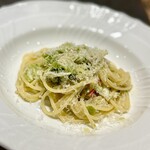 パルコ フィエラ - ⓭チーマディラーパ
      ～オホーツクの毛蟹とチーマディラーパのアーリオエフッロ。野菜は地元でしか流通しない特殊な野菜のチーマディラーパと蕪の葉っぱ。めちゃめちゃ良い香りが漂う。