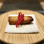 パルコ フィエラ - ❾釧路産サンマの春巻き
      ～塩漬けした釧路産サンマと発酵させたキノコを巻いた春巻きに、紅心大根のピクルスを合わせたシンプルな料理。だが、安心していると熱々な具で火傷しそう。