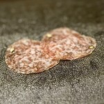 パルコ フィエラ - ❸サラミ、パプリカ入り
      〜白ワインと黒胡椒を練り込んで発酵させたサラミは、極薄くスライスされているがスパイスが効いてパンチある味わい。シャンパンと良く合うね。