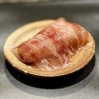 パルコ フィエラ - ❷自家製モッツァレラ、プロシュート
                    〜80℃のお湯でほんのりと温かく甘味を感じるモッツァレラにプロシュートを巻いて口に頬張ると、モッツァレラの軽い甘味と塩味が旨味を感じられ、お代わりしたかったな～♡
