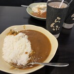 珈琲屋らんぷ - 料理写真:カレーとアイスコーヒー