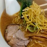 ラーメン まるいし 白石店 - あっさりみそ（500円）︰麺リフトアップ