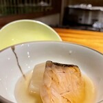 割烹 三長 - 蕪 秋鮭の煮物