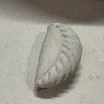 かえる庵 - 大テーブルの中央に飾られていた水指の蓋の摘みは、、、まさかのブトですか！？