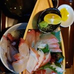 居酒屋食堂 とりあえず…やましげ - 丼の上に舟盛りが乗ってきます