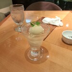マーケットレストランAGIO - バニラアイスクリームとお冷です。