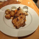 マーケットレストランAGIO - 九州産みつせ鶏の炭火焼・ローズマリー風味に岩塩と醤油を、付け合わせの野菜に醤油をかけたものです。