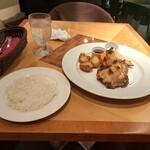 マーケットレストランAGIO - 九州産みつせ鶏の炭火焼・ローズマリー風味とライスの2ショットです。