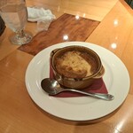 マーケットレストランAGIO 新宿店 - オニオングラタンスープです。