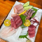 なーんちゃって居酒屋 銀太郎 - お刺身の盛り合わせ。うまし。
