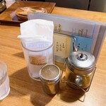 来迎カレーの店 うぺぽ - 味変部隊　※右側のスパイスだけ、使ってみました　※少しだけ、辛くなった気がする