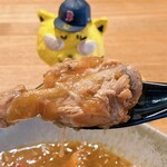 来迎カレーの店 うぺぽ - 骨付きチキン、にゅ〜〜ん！