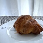 コウメベーカリー - ◆クロワッサン(194円）・・オーガニック全粒粉と四つ葉バター使用。 若干バターが少な目のようですが、十分美味しいと。(-∀-)