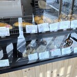 コウメベーカリー - 美味しそうなパンが並んでいます。