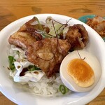 麺屋 だいくう - 【Bセットメニュー】¥1050円　　　　　　　　　　　　　　　　　　　　　　　　　　　　博多中華そば＋タレ唐揚げ丼の唐揚げ丼！　　　　　　　　　　　タレがコレ醤油ってなくらいしょっぱ過ぎた！
