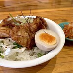 麺屋 だいくう - 【Bセットメニュー】¥1050円　　　　　　　　　　　　　　　　　　　　　　　　　　　　博多中華そば＋タレ唐揚げ丼の唐揚げ丼！　　　　　　　　　　　タレがコレ醤油ってなくらいしょっぱ過ぎた！