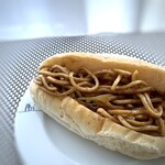 コウメベーカリー - ＊全粒粉入りコッペパンに、大阪で百年以上続く“梅ヶ枝製麺所”より焼きそば専用生麺を使用されているそう。 具は添加物不使用の魚天ぷらを使用、ソースに拘りが。 パンの食感もよく焼きそばが優しいお味なので、一緒に頂くと美味しい。