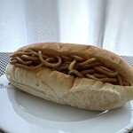 コウメベーカリー - 焼きそばパン（205円）・・この日は「大盛り」の表示が。(*^_^*)