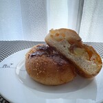 コウメベーカリー - ＊糸島や唐津さんの「じゃがいも」をパン釜で蒸し、オーガニックオリーブオイルで焼き上げた品。ノンフライ。 こちらのパンは生地の食感がいいですね。 じゃがいもはカットしてあるので食べやすく、好みのパン。♪