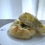 コウメベーカリー - ＊高知県「あおさ海苔」に、チーズとしらすを併せた和風ピザ。 美味しいですが、しらす好きとしてはしらすの量がもう少し多いと嬉しいかしら。(^◇^;)