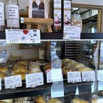 コウメベーカリー - 美味しそうなパンが並んでいます。