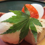 貴馳走坊 あ・うん - 岩塩のアイスに、コーヒーとココナッツのムース、いちご添えアップ