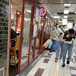 さくら - 並ぶ場所は２つに分かれる　店員さんが誘導してくださる