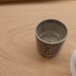 鮨 陸 - お猪口で提供されます。