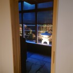 鮨 陸 - お店の入口へと向かう入口