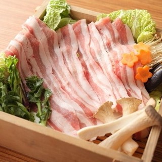 宮崎県土々呂町の精肉店から直送している名物「ととろ豚」を堪能