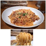 ロケット - ＊ハンバーグのような塊があったので、最初ハンバーグを崩したのかと思ったのですが粗挽きの挽肉。 お味はデミ系というよりトマト味が勝っていてあっさりした印象。卓上のタバスコを少しかけると丁度よくなりました。 通常のボロネーゼをイメージすると違う品ですが、お味は悪くはないですね。