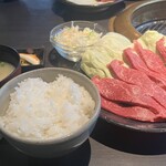 肉工房 初栄 - 焼肉モモ定食