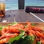 パームビーチ カフェ - ガーリックシュリンプ。チリソースがかかっていて予想外のタイ風