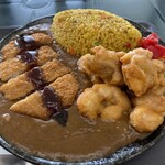 カイザーベルクビワコ - カツ、唐揚げ、カレーピラフを乗せたハイカロリーな背徳メニュー。