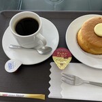 カイザーベルクビワコ - ホットコーヒーとパンケーキ。ふわっふわで甘い。