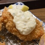 かつ吉 渋谷店 - かきフライはタルタルソースをつけていただきます。