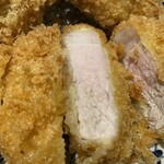 かつ吉 渋谷店 - ロースかつの断面はほんのりピンクです。