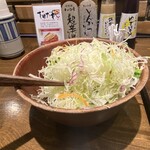 かつ吉 - キャベツはボール一杯にサーブされます。