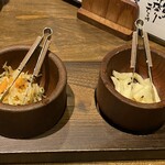 かつ吉 - もやしの酢の物と大根の漬物。