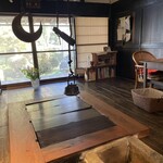 お野菜懐石＆organic cafe～manaya（安曇野）～ - 古民家を改装した店内