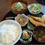 どんどん焼き食い処 けやき - 日替り　秋シャケフライともつ煮込