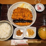 名古屋名物 みそかつ 矢場とん 大阪松竹座店 - 令和6年11月 営業時間(11:00〜20:30)
                                わらじとんかつ御膳 税込2110円
                                ロースとんかつ200g、ご飯、キャベツ、みそ汁、おばんざい2種、漬けもの
                                ご飯、キャベツお替り無料